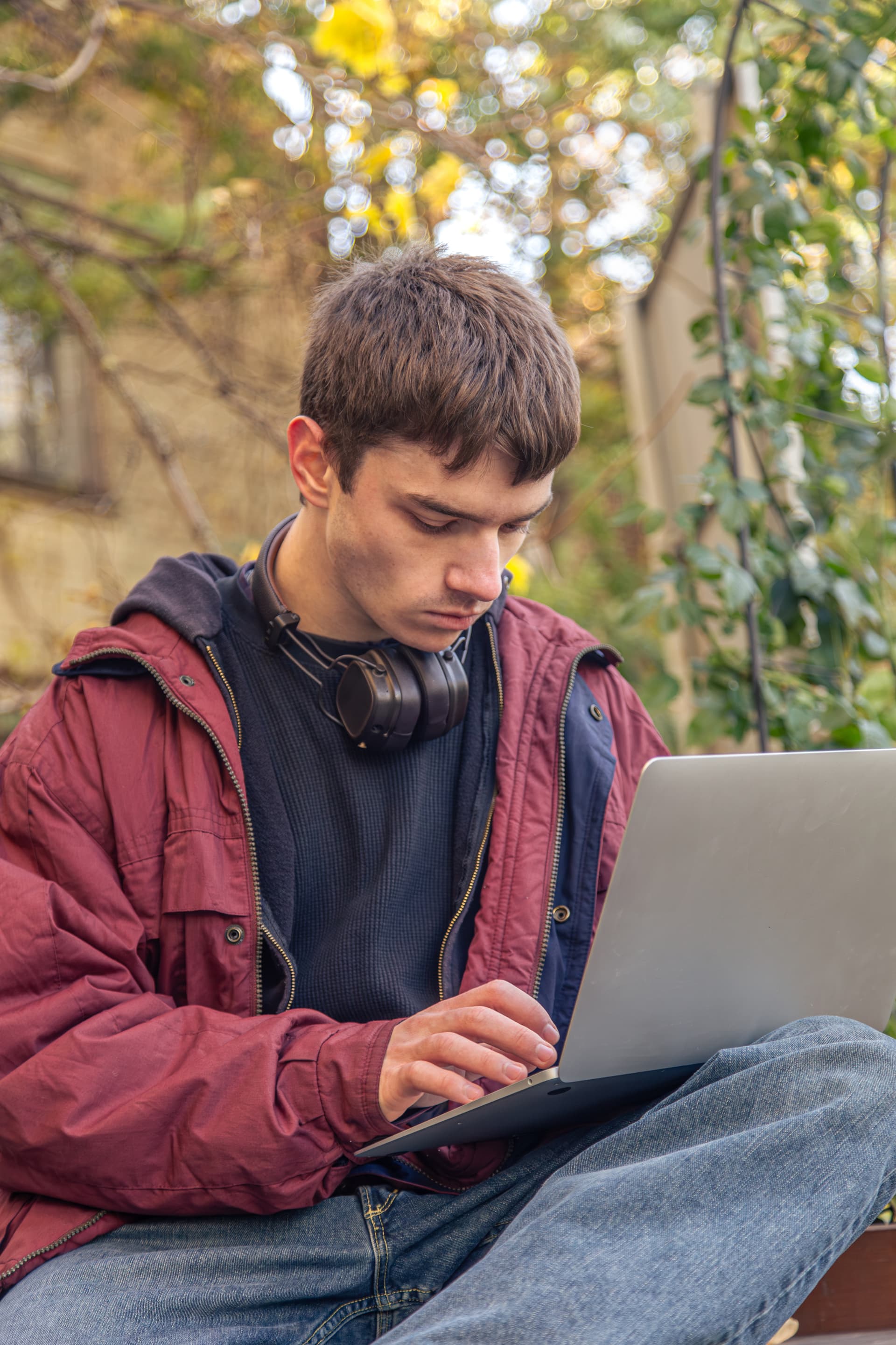 Estudiante usando laptop